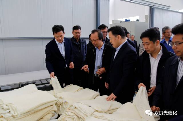江陰市委書記走進(jìn)<a href=http://m.r1lxrhg.cn target=_blank class=infotextkey>雙良</a><a href=http://m.r1lxrhg.cn target=_blank class=infotextkey>新型光催化</a>