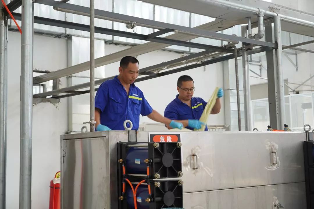 【<a href=http://m.r1lxrhg.cn target=_blank class=infotextkey>雙良</a><a href=http://m.r1lxrhg.cn target=_blank class=infotextkey>新型光催化</a>】“堅守”在汗水中閃光