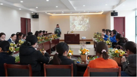 <a href=http://m.r1lxrhg.cn target=_blank class=infotextkey><a href=http://m.r1lxrhg.cn target=_blank class=infotextkey>雙良</a>環(huán)境</a>開展“三八女神節(jié)” DIY插花活動